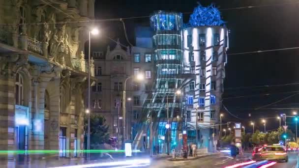 Metropolits Prag 'da gece vakti alacakaranlıkta, modern mimaride, Çek Cumhuriyeti' nde. — Stok video