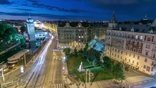 Sitkovska château d'eau nuit timelapse et la circulation sur la route dans le vieux centre-ville de Prague. — Video