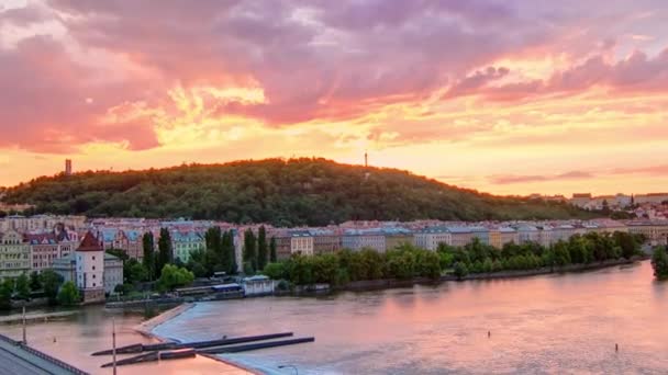 Pohled na Pražský kopec Petrin, který byl v časové záři s Owls Millsem po západu slunce s krásnou barvitým nebem, Česká republika — Stock video