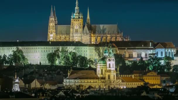 Večerní pohled na Pražský hrad nad řekou Vltava, Česká republika — Stock video