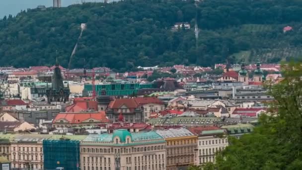 Vista dall'alto della timelapse Vitkov Memorial sul paesaggio di Praga e parco memoriali Vitkov in una giornata di sole — Video Stock