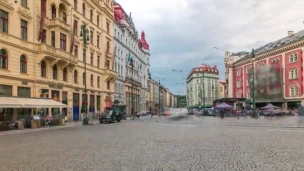 Jednym z symboli Pragi tramwajem - samochód uliczny obracający się na Starym Mieście przez Pragę Namesti Republiky stacji timelapse. Praga, Republika Czeska — Wideo stockowe