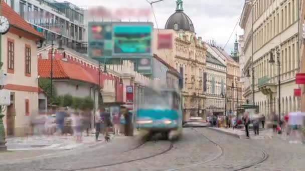Ένα από τα σύμβολα της Πράγας τραμ - δρόμο αυτοκίνητο στροφή στην Παλιά Πόλη από την Πράγα Namesti Republiky σταθμό timelapse. Πράγα, Τσεχική Δημοκρατία — Αρχείο Βίντεο