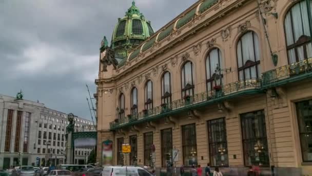 在布拉格，捷克共和国，市政大楼及其新艺术风格的外墙景观 — 图库视频影像