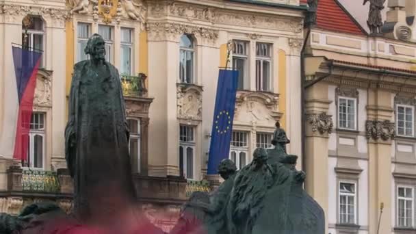 プラハの旧市街広場でラディスラフ・サルーンによって設計されたヤン・フス記念のタイムラプス, チェコ共和国. — ストック動画
