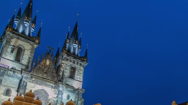 Iluminaciones nocturnas del mágico timelapse de la Plaza de la Ciudad Vieja en Praga — Vídeos de Stock