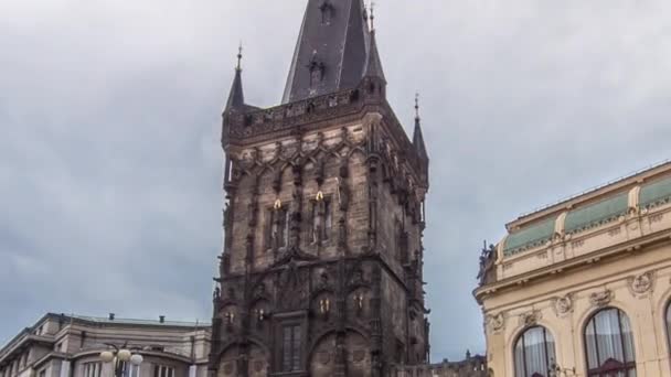 Pohled na prašnou věž a obecní dům na náměstí republiky v Praze. — Stock video