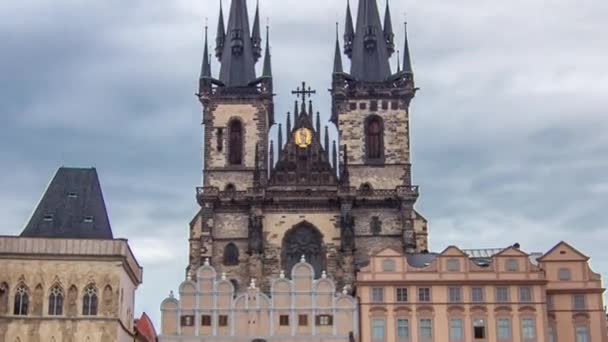 Piazza della Città Vecchia a Praga timelapse iperlapse, Cattedrale di Tyn della Vergine Maria e monumento di Jan Hus . — Video Stock