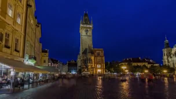 Ayuntamiento de Praga en la noche timelapse hiperlapso con turistas irreconocibles caminando — Vídeos de Stock
