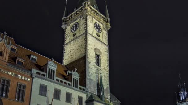 Nattetid Illuminations av den gamla rådhuset Timelapse Hyperlapse, torg och sago kyrka Our Lady Tyn — Stockvideo