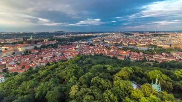 Splendido timelapse Vista sulla città di Praga dalla torre di osservazione di Petrin in Repubblica Ceca — Video Stock