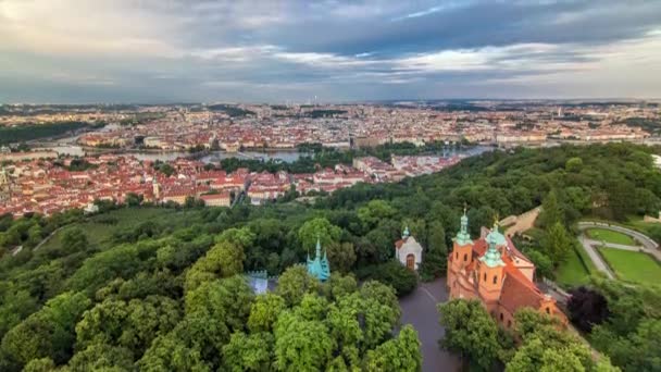 Nádherný výhled do hlavního města Prahy z Petřínské rozhledny v České republice — Stock video
