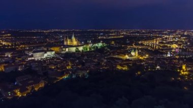 Çek Cumhuriyeti 'ndeki Petrin Gözlem Kulesi' nden Prag şehrine harika bir gece manzarası