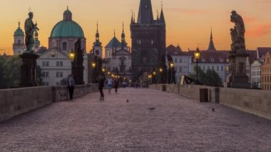 Prag Charles Köprüsü gün doğumundan önce gece gündüz timelapse, Bohemya, Çek Cumhuriyeti.