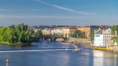 Lejyonlar köprüsü ile ilçe Strelecky ostrov Vltava nehir timelapse, Prag, Çek Cumhuriyeti