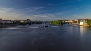 Lejyonlar ve Ulusal Tiyatro binası, Prag, Çek Cumhuriyeti köprüsü ile ilçe Strelecky ostrov Vltava nehir timelapse hiperlapse