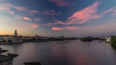 Gün doğumundan gece gündüz ebatlarından prag'daki Charles Köprüsü'nden görünüm, Bohemya, Çek Cumhuriyeti.