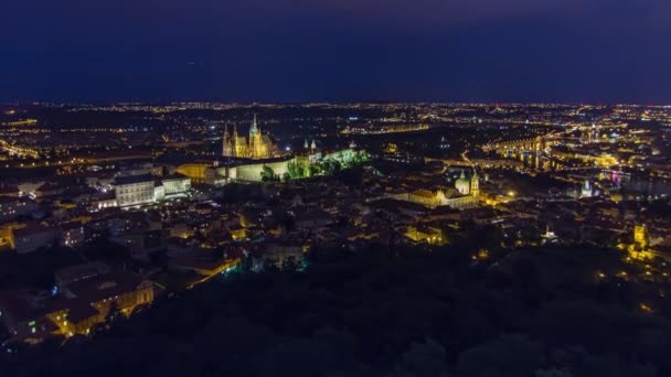 Çek Cumhuriyeti 'ndeki Petrin Gözlem Kulesi' nden Prag şehrine harika bir gece manzarası — Stok video