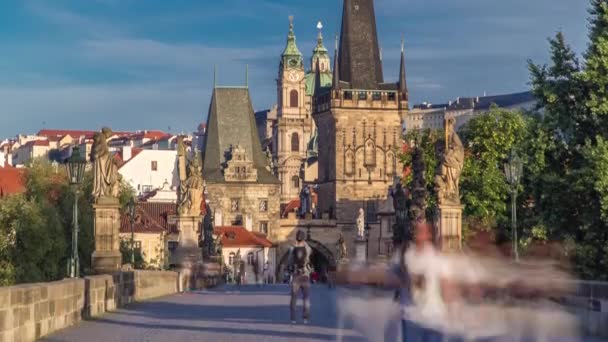 Prag'daki Charles Köprüsü boyunca, sabah saatlerinde Küçük Mahalle'ye doğru bir manzara. — Stok video