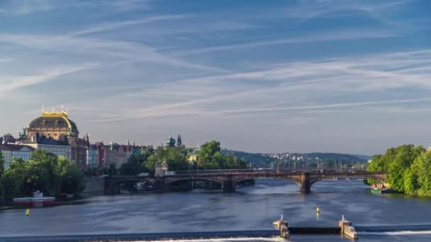 Lejyonlar ve Ulusal Tiyatro binası, Prag, Çek Cumhuriyeti köprüsü ile ilçe Strelecky ostrov Vltava nehir timelapse — Stok video