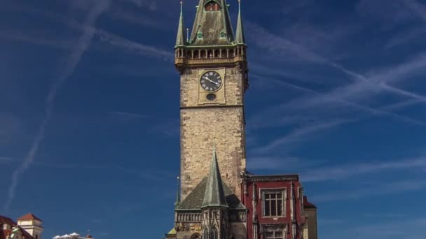 Staroměstské radnice v Praze s časnou hyperhalou, pohled ze Staroměstského náměstí, Česká republika — Stock video