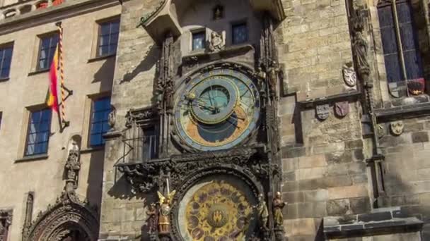 Pražský astronomický hodiny na Staroměstském náměstí v Praze, v České republice — Stock video