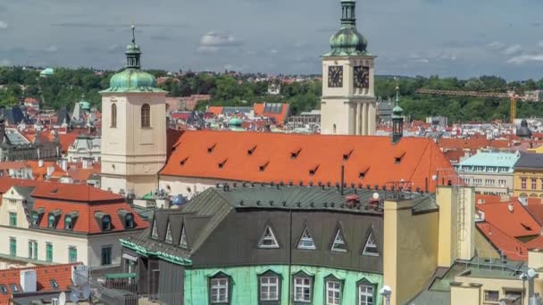 Vista desde la altura de Powder Tower en Praga timelapse. Monumento histórico y cultural — Vídeo de stock