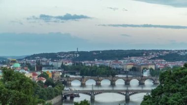 Vltava nehri üzerindeki köprülerin gece gündüz ve Prag'ın tarihi merkezinin manzarası: binalar