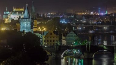 Vltava nehri üzerindeki köprülerin ve Prag'ın tarihi merkezinin manzara görünümü: binalar
