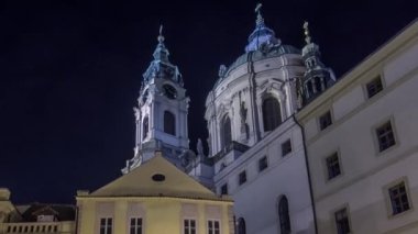 Prag'da ışıklı malostranske namesti kare timelapse hyperlapse gece görünümü