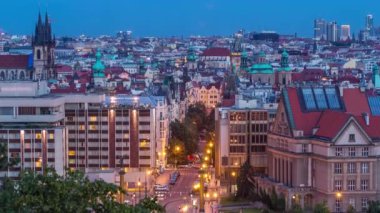 Prag gündüz gece zaman aşımı, kuleleri ve gece aydınlatma, Çek Cumhuriyeti ile alacakaranlık sırasında fantastik eski şehir çatıları