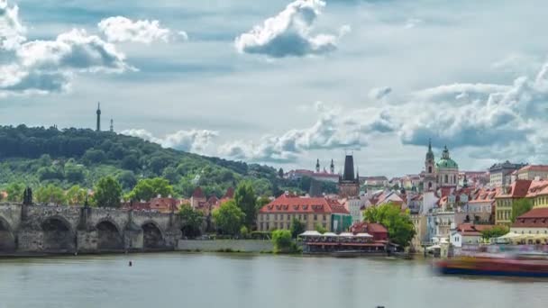 Timelapse del terraplén del río Moldava en un día soleado de verano. Praga, República Checa . — Vídeo de stock