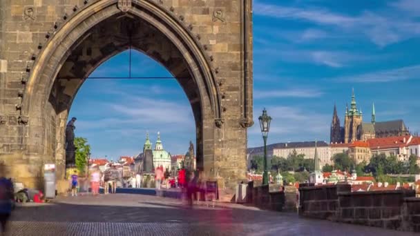 Oude stad brug toren van de Karelsbrug timelapse-een van de mooiste gotische constructies in de wereld. — Stockvideo