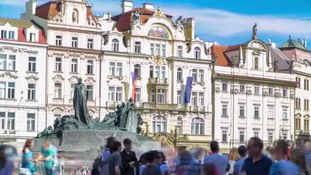 Timelapse memorial de Jan Hus en la plaza del casco antiguo en Praga, República Checa. — Vídeo de stock