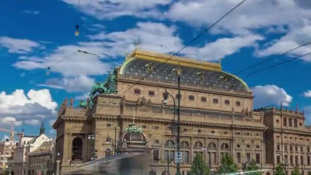 Timelapse hiperlapso vista del Teatro Nacional de Praga desde el Puente de la Legión . — Vídeo de stock