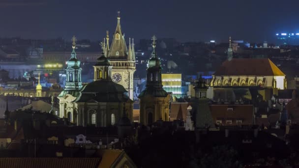 Praga noche timelapse, fantásticos tejados del casco antiguo durante el crepúsculo con torres y la iluminación nocturna, República Checa — Vídeos de Stock