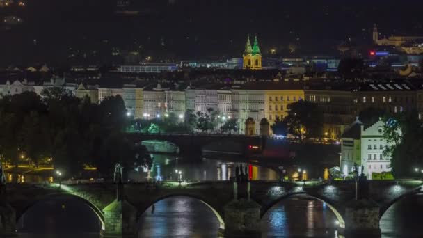 Vista panorámica de los puentes sobre el timelapse nocturno del río Moldava y del centro histórico de Praga: edificios — Vídeo de stock