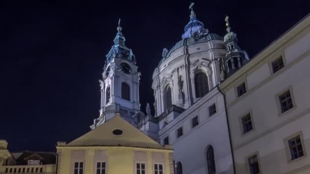 Widok nocny oświetlonego placu Malostranske namesti timelapse Hyperlapse w Pradze — Wideo stockowe
