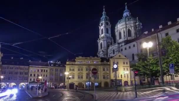Nachtzicht van de verlichte MALOSTRANSKE NAMESTI Square timelapse hyperlapse in Praag — Stockvideo