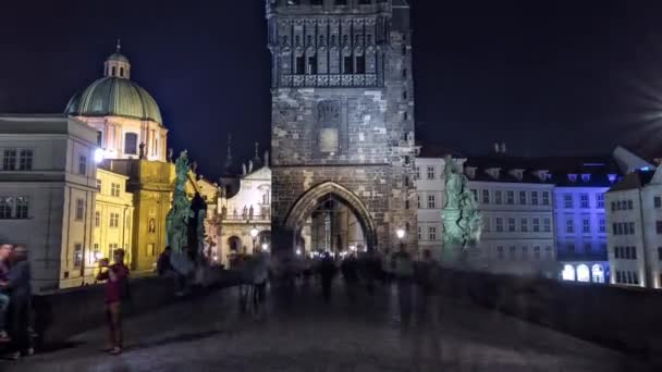 Magnífica estrutura gótica chamada hiperlapso da timelapse da Torre Stare Mesto na Ponte Charles — Vídeo de Stock