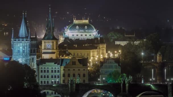 Vista panorámica de los puentes sobre el timelapse nocturno del río Moldava y del centro histórico de Praga: edificios — Vídeos de Stock