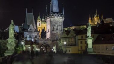 St Nicholas Katedrali ve Köprü Kulesi timelapse ile Prag Lesser Town gece Görünümü, Çek Cumhuriyeti