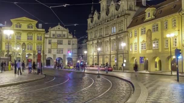 Vue nocturne du timelapse carré illuminé malostranske namesti à prague — Video