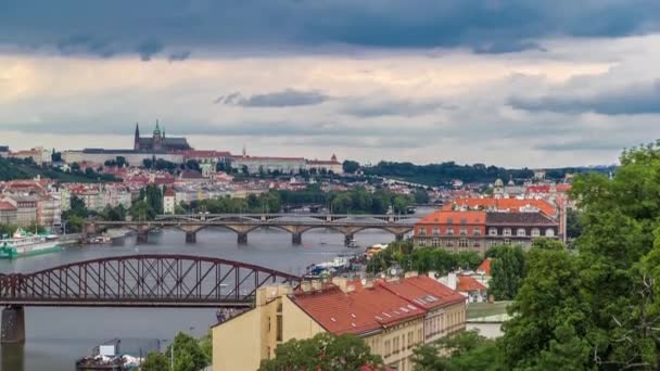 Vue sur Prague timelapse depuis le pont d'observation de Visegrad. Prague. République tchèque . — Video