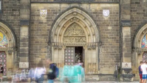 Entrédörren till den neo-gotiska Saint Peter och Paul Cathedral Timelapse i Vysehrad fästning, Prag. — Stockvideo