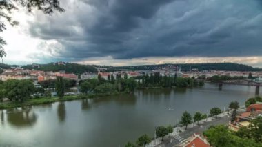 Visegrad gözlem güvertesinden Prag timelapse görünümü. Prag. Çek Cumhuriyeti.