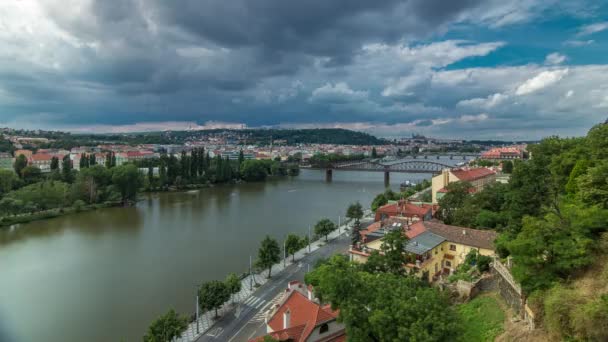 Blick auf Prag Zeitraffer von der Aussichtsplattform von Visegrad. Prag. Tschechische Republik. — Stockvideo