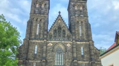 Neo-Gotik Aziz Peter ve Paul Katedrali timelapse hiperlapse Vysehrad kale, Prag.
