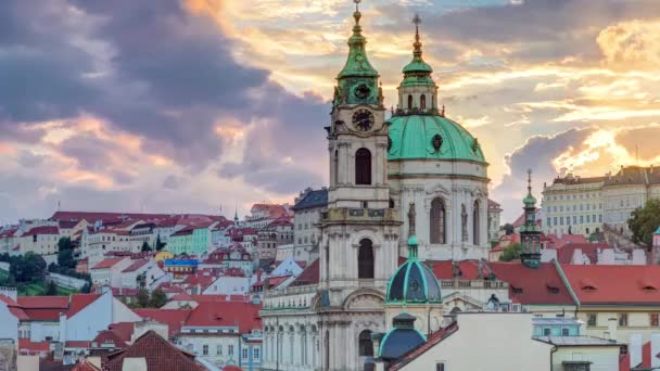 Prag'da Mala Strana St Nicolas timelapse arkasında gün batımı — Stok video