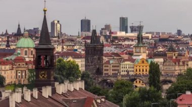 Praha 'daki Vltava Nehri üzerindeki Charles Köprüsü ve Eski Şehir İskelesi mimarisinin hava manzarası..